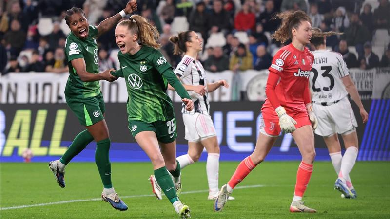 Wolfsburger Jubel: Torschützin Vivien Endemann und ihre Teamkollegin Lineth Beerensteyn (l) feiern den Treffer zum 1:0 bei Juventus Turin.