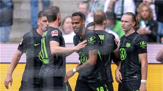 Wolfsburger Jubel beim 1:0 in Mönchengladbach. 