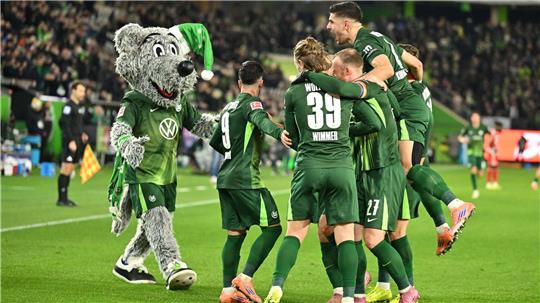 Wolfsburger Jubel mit Maskottchen. 