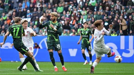 Wolfsburgs Alexander Bernhardsson (Nr. 17) erzielt nach 34 Sekunden das bislang schnellste Tor der Zweitliga-Saison.