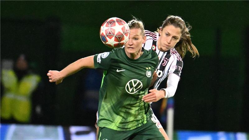 Wolfsburgs Alexandra Popp (l) wird von Juventus-Spielerin Emma Stölen Godö bedrängt.