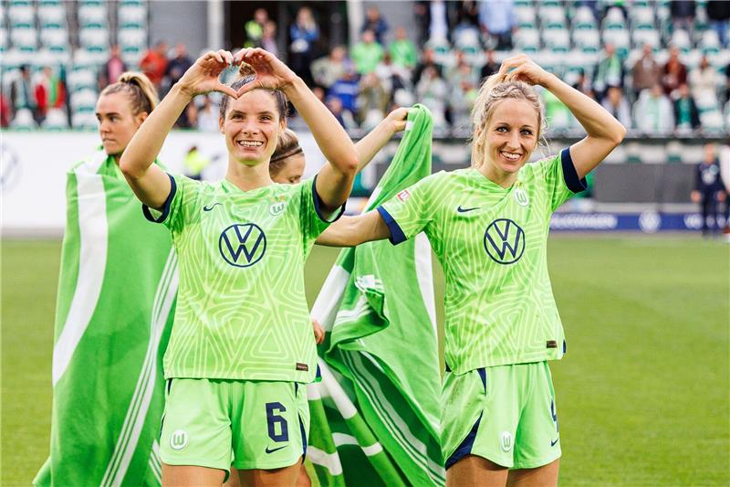 Wolfsburgs Fußball-Frauen wieder in großer Arena Wolfsburgs Dominique Janssen (2.v.l.) formt nach Spielende mit ihren Händen eine Herzform.