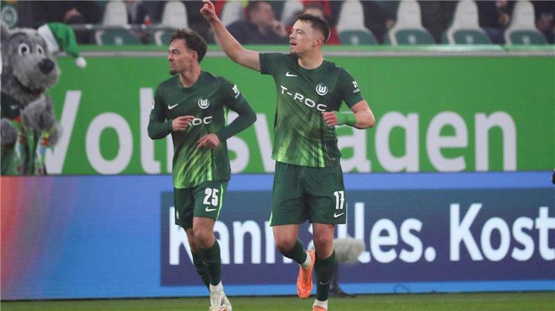 Wolfsburgs Dzenan Pejcinovic jubelt über seinen ersten Bundesliga-Treffer.