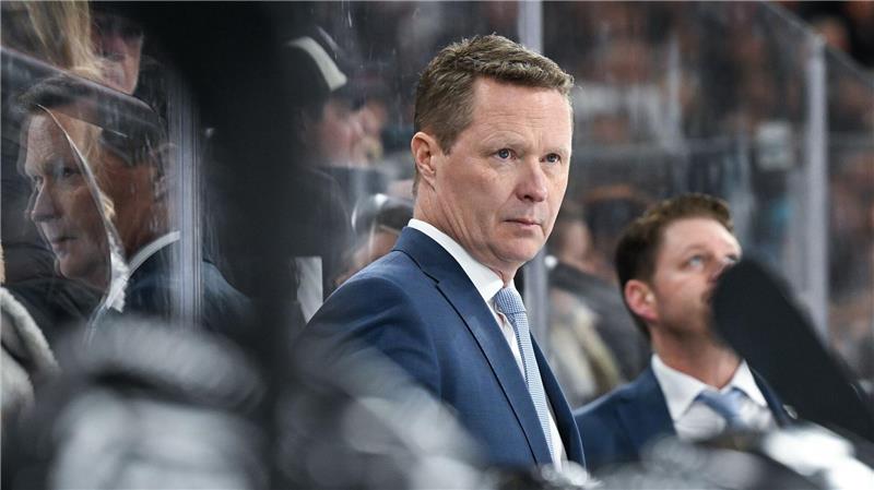 Wolfsburg verlängert mit Youngster Wolfsburgs Eishockey-Trainer Mike Stewart freut sich über Vertragsverlängerung mit Robin Veber