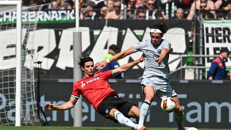 1:0 beim Nachbarn: Wolfsburg schafft ersten Zweitliga-Sieg Wolfsburgs Fabian Reese (r) wird von Hannovers Jean Hugonet bedrängt.