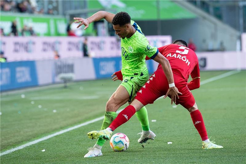 Wolfsburgs Felix Nmecha (l) spielt gegen Aaron Martin vom FSV Mainz 05.