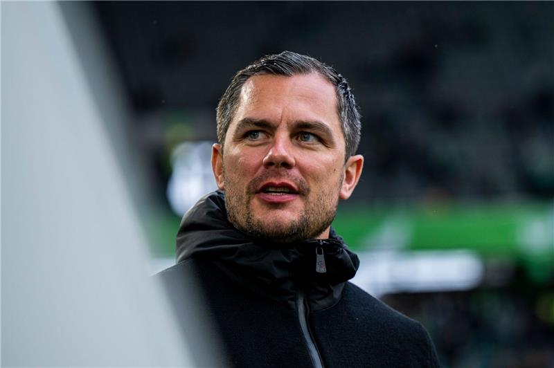 Wolfsburgs Geschäftsführer Marcel Schäfer betritt das Stadion.