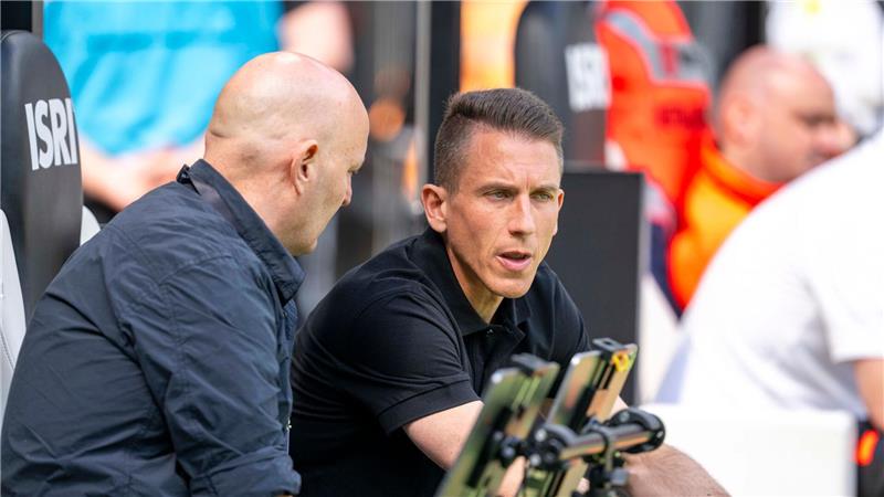 Wolfsburgs Geschäftsführer Sport Peter Christiansen (l) und Interimstrainer Daniel Bauer.