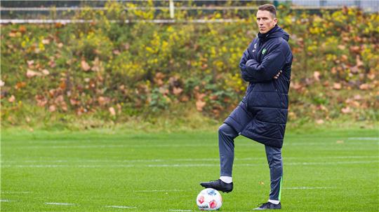Wolfsburgs Interimscoach Daniel Bauer freut sich auf den Neustart.