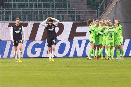 Wolfsburgs Jill Roord (5.v.l) jubelt mit ihren Mannschaftskolleginnen nach ihrem Treffer zum 2:0.