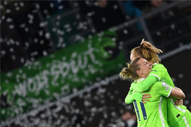 Wolfsburger Frauen wollen zum sechsten Mal ins Finale Wolfsburgs Jill Roord (r) und Wolfsburgs Alexandra Popp jubeln nach einem Tor.