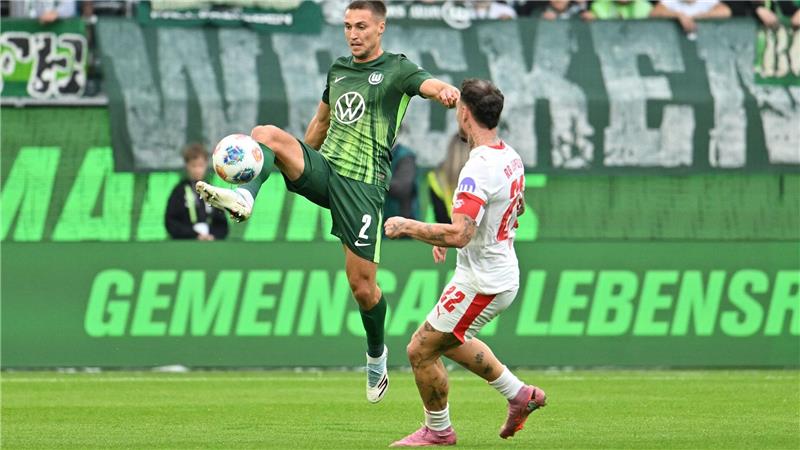 Wolfsburgs Kilian Fischer (l).