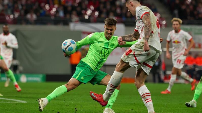 „Soll er sich den Arm abschneiden?“: Wolfsburgs Elfer-Wut Wolfsburgs Kilian Fischer (l.) bekommt den Ball im Strafraum an die Hand.