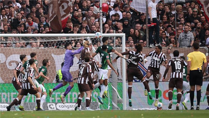 Wolfsburgs Konstantinos Koulierakis (M) traf im Abstiegsgipfel beim FC St. Pauli zum 1:0.