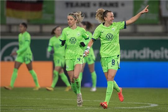 Wolfsburgs Lena Lattwein jubelt nach einem Tor.