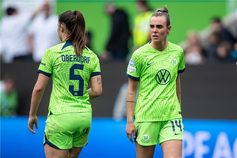 Gegen Arsenal: Wolfsburg will ins Champions-League-Finale Wolfsburgs Lena Oberdorf (l) und Wolfsburgs Jill Roord stehen nach dem Schlusspfiff auf dem Feld.