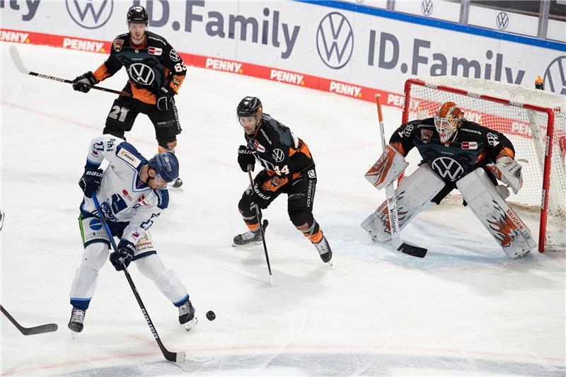 Wolfsburgs Luis Schinko (l-r), Nolan Zajac und Torwart Dustin Strahlmeier verteidigen.