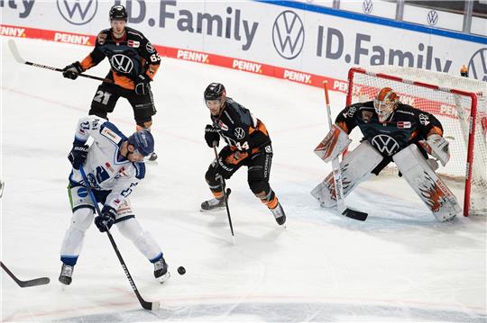 Wolfsburgs Luis Schinko (l-r), Nolan Zajac und Torwart Dustin Strahlmeier verteidigen.