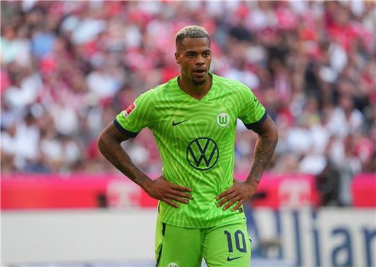 Wolfsburgs Lukas Nmecha steht auf dem Spielfeld.