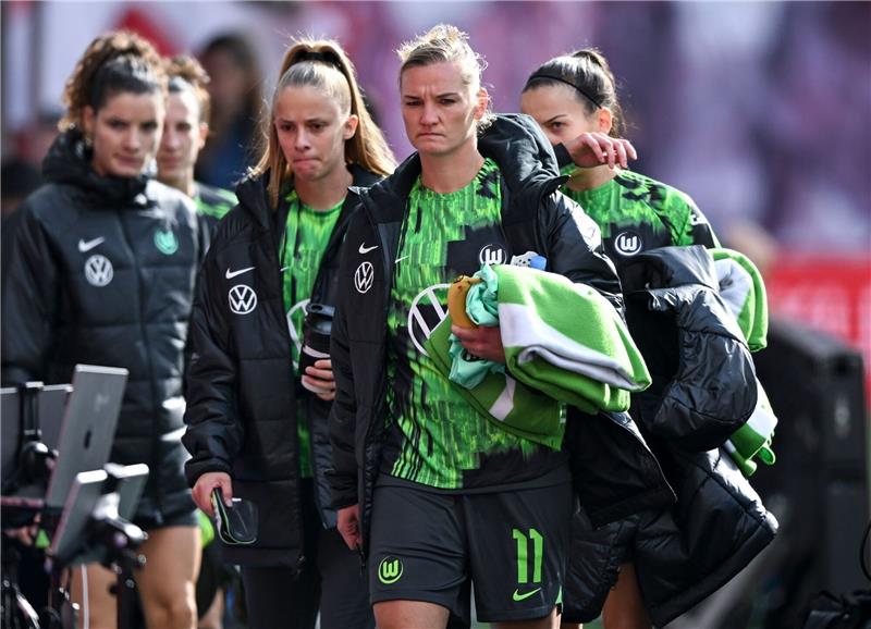 Wolfsburgs Mannschaft mit Alexandra Popp (2.v.r) geht zur Spielerinnenbank.