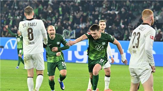 Wolfsburgs Matchwinner: Christian Eriksen (l) und Dzenan Pejcinovic (r) jubeln nach dem Tor zum 2:1-Sieg gegen den FC St. Pauli. 