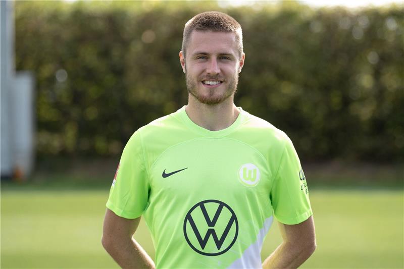 Kovac über Svanberg nach Attentat: „Erster Schreck vorüber” Wolfsburgs Mattias Svanberg steht für ein Porträtfoto auf dem Spielfeld.