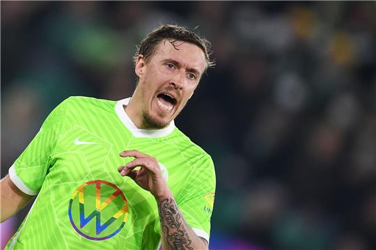 Wolfsburgs Max Kruse gestikuliert.