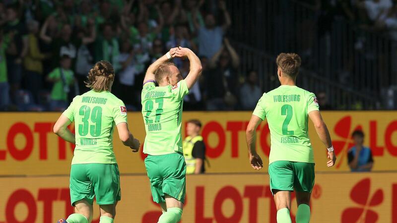 Wolfsburgs Maximilian Arnold (M) bejubelt sein Tor zum 0:1.
