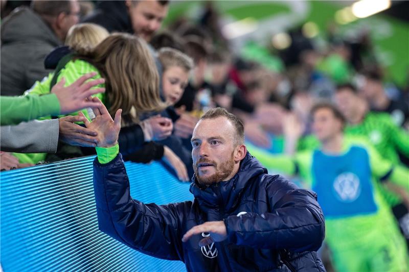 Das „fast perfekte Spiel”: Rückkehr zur Leidenschaft Wolfsburgs Maximilian Arnold klatscht mit den Fans ab.