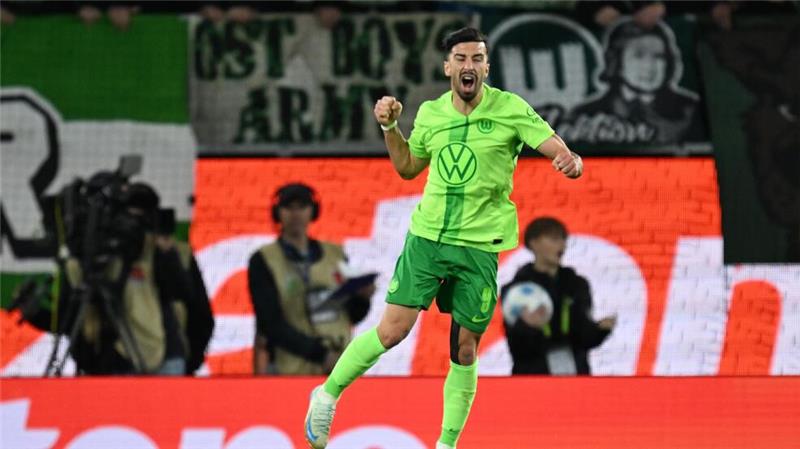 Amoura bewahrt Wolfsburg vor Niederlage gegen Augsburg Wolfsburgs Mohamed Amoura jubelt nach seinem Tor zum 1:1.