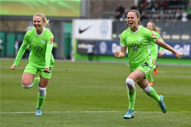 Wolfsburgs Rebecka Blomqvist jubelt nach ihrem Tor.
