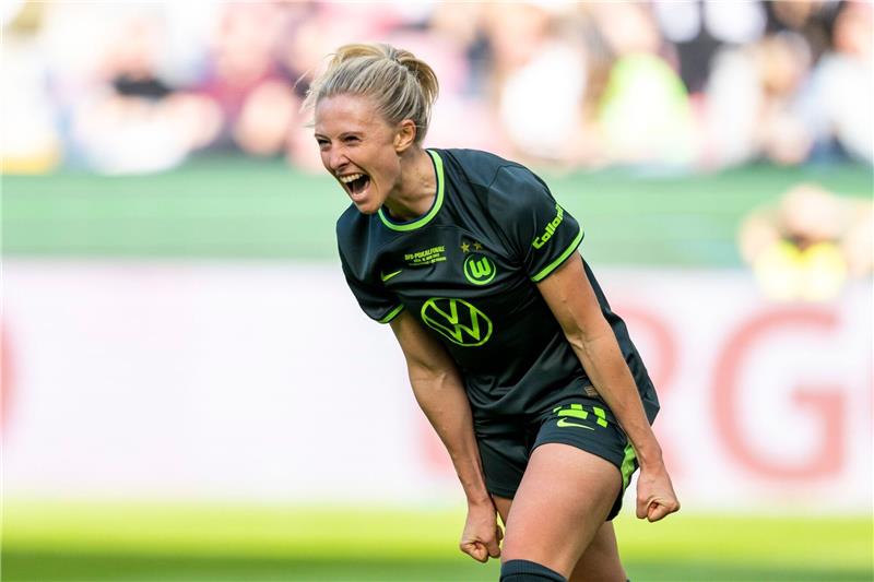 Rekordkulisse: Wolfsburgs Frauen feiern zehnten Pokalsieg Wolfsburgs Rebecka Blomqvist jubelt nach ihrem Tor zum 2:1.