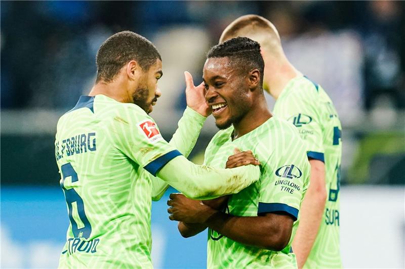 Augsburg und Wolfsburg im Doppel-Test mit je einem Sieg Wolfsburgs Ridle Baku (r) freut sich mit Wolfsburgs Paulo Otavio Rosa Silva.