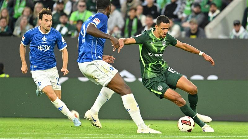Erster Heimsieg seit Januar: Wolfsburg gewinnt 5:1 Wolfsburgs Robert Glatzel (r) versucht, an Patric Pfeiffer von Darmstadt 98 vorbeizukommen.