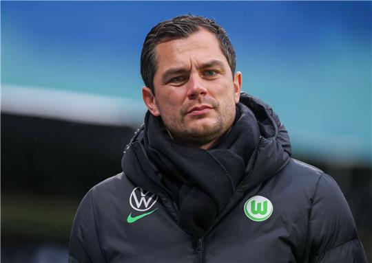 Wolfsburgs Sportdirektor Marcel Schäfer geht vor dem Spiel durch das Stadion.