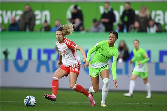 Wolfsburgs Sveindis Jonsdottir (r) und Münchens Katharina Elisa Naschenweng kämpfen um den Ball.