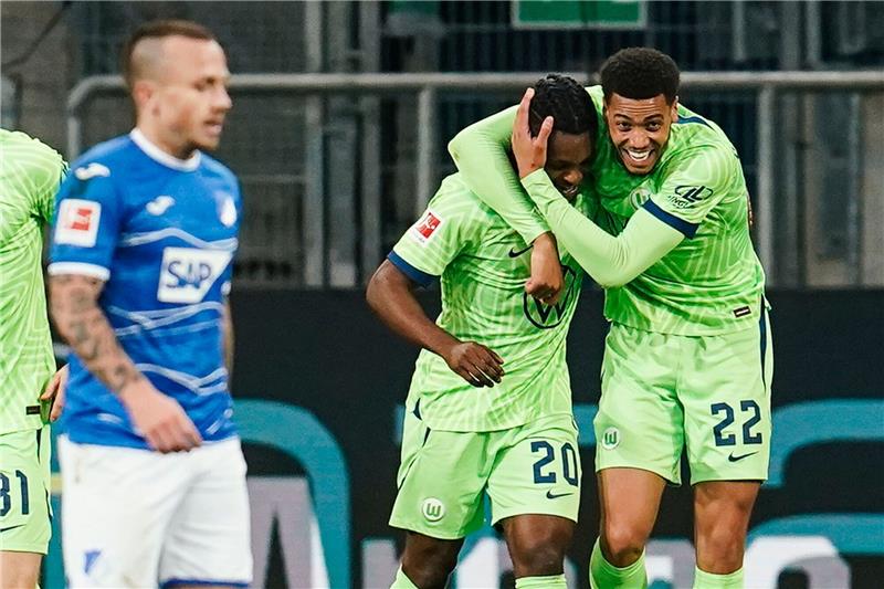 Arnold: Wolfsburg-Serie tröstet nach WM-Enttäuschung Wolfsburgs Torschütze Ridle Baku (l) jubelt mit Wolfsburgs Felix Nmecha über das Tor zum 1:2.