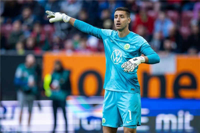 Wolfsburgs Torwart Casteels will weiter für Belgien spielen Wolfsburgs Torwart Koen Casteels gestikuliert.