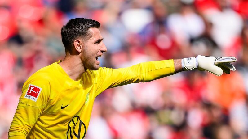 Medien: Belgien-Torwart Casteels wechselt nach Saudi-Arabien Wolfsburgs Torwart Koen Casteels gestikuliert.