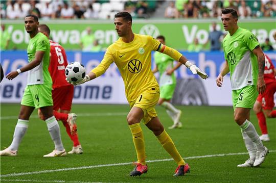 Wolfsburgs Torwart Koen Casteels spielt den Ball.