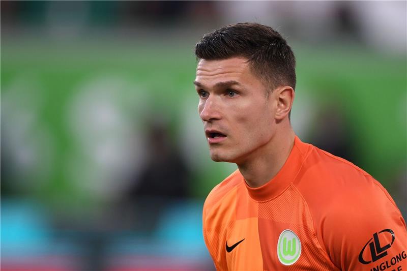 Wolfsburgs Torwart Pavao Pervan steht im Tor.