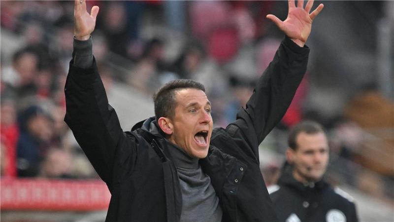 Wolfsburgs Trainer Daniel Bauer.