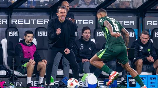 Wolfsburgs Trainer Daniel Bauer beim Spiel in Mönchengladbach.