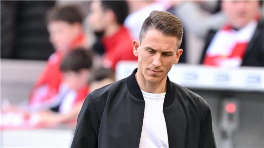 Wolfsburgs Trainer Daniel Bauer muss mit dem VfL gegen den HSV gewinnen. (Archivbild)