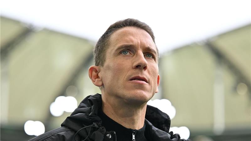 Wolfsburgs Trainer Daniel Bauer vor dem Spiel gegen Augsburg.