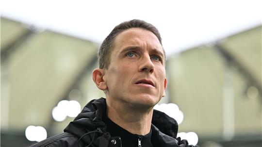 Wolfsburgs Trainer Daniel Bauer vor dem Spiel gegen Augsburg.
