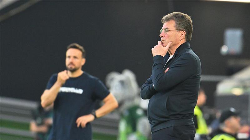 Wolfsburgs Trainer Dieter Hecking (r) und sein Paderborner Kollege Ralf Kettemann. 