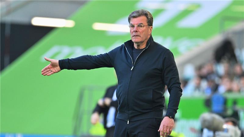 Wolfsburgs Trainer Dieter Hecking rechnet mit einem Dreikampf um den Klassenerhalt.