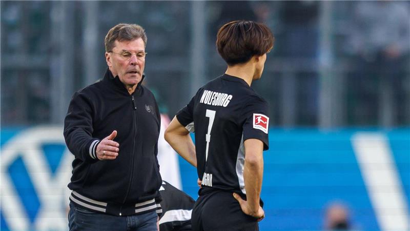 Wolfsburgs Trainer Dieter Hecking tröstet den Japaner Kento Shiogai nach dem 0:1 gegen Werder Bremen.
