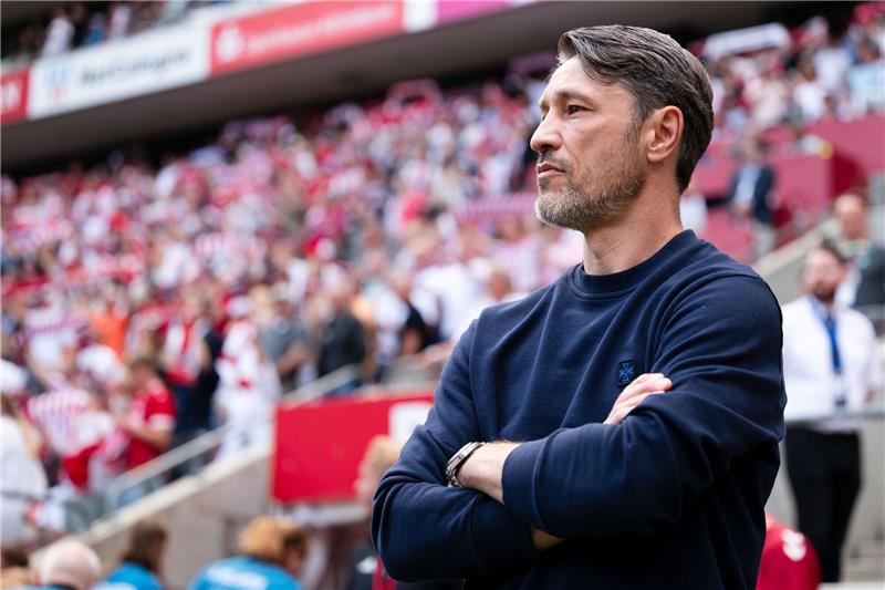 Wegen Hitze: Trainer Kovac für spätere Anstoßzeiten Wolfsburgs Trainer Niko Kovac blickt vor der Partie in die Runde.